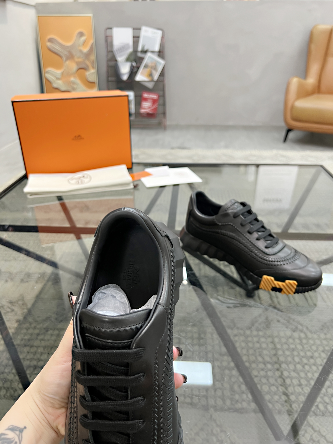  H 🔍顶级代购🇮🇹 爱 超人气男神运动鞋新品来袭专柜同步发售原厂配置，意大利进口原版牛皮面料，编织复杂