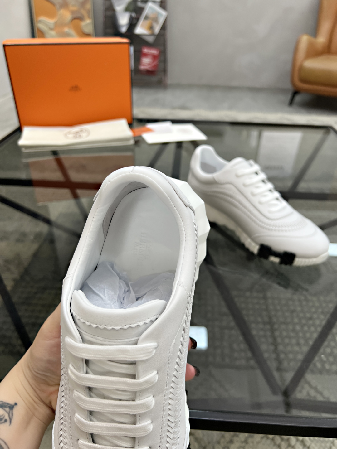  H 🔍顶级代购🇮🇹 爱 超人气男神运动鞋新品来袭专柜同步发售原厂配置，意大利进口原版牛皮面料，编织复杂