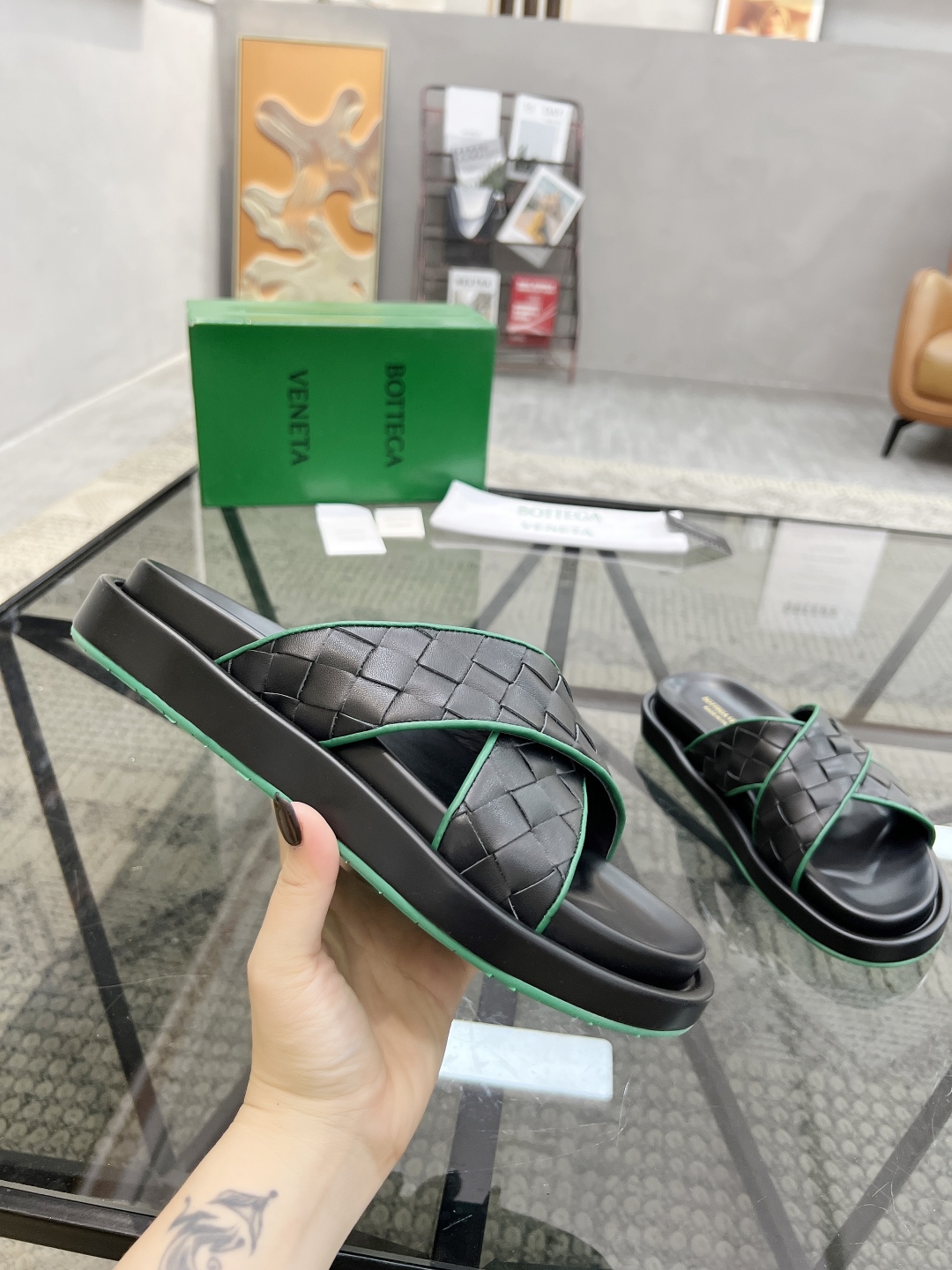  D 🔍顶级代购🇮🇹 碟 炸街男神春夏拖鞋新品专柜同步，鞋面意大利进口编织牛皮面料，高品质拼接工艺，鞋底