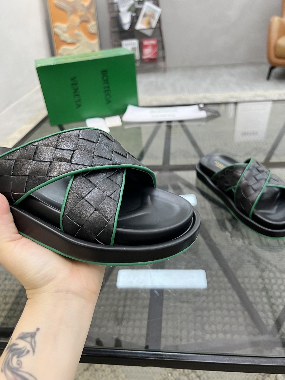  D 🔍顶级代购🇮🇹 碟 炸街男神春夏拖鞋新品专柜同步，鞋面意大利进口编织牛皮面料，高品质拼接工艺，鞋底