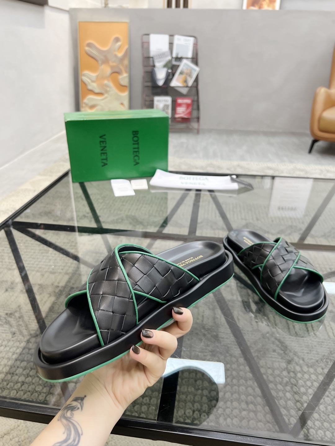  D 🔍顶级代购🇮🇹 碟 炸街男神春夏拖鞋新品专柜同步，鞋面意大利进口编织牛皮面料，高品质拼接工艺，鞋底