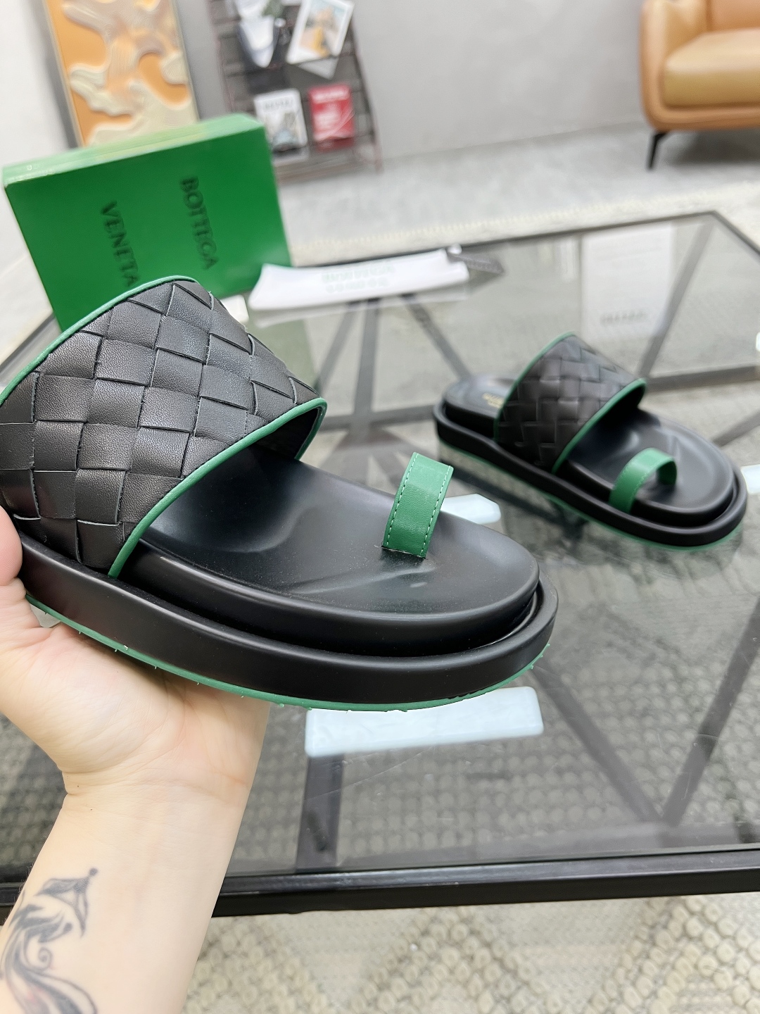  D 🔍顶级代购🇮🇹 碟 炸街男神春夏拖鞋新品专柜同步，鞋面意大利进口编织牛皮面料，高品质拼接工艺，鞋底