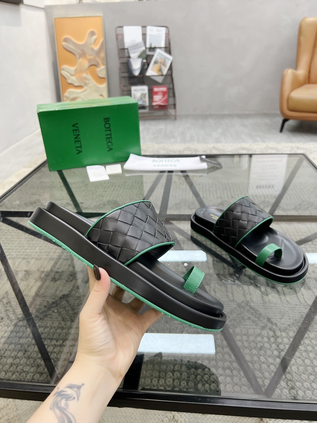  D 🔍顶级代购🇮🇹 碟 炸街男神春夏拖鞋新品专柜同步，鞋面意大利进口编织牛皮面料，高品质拼接工艺，鞋底