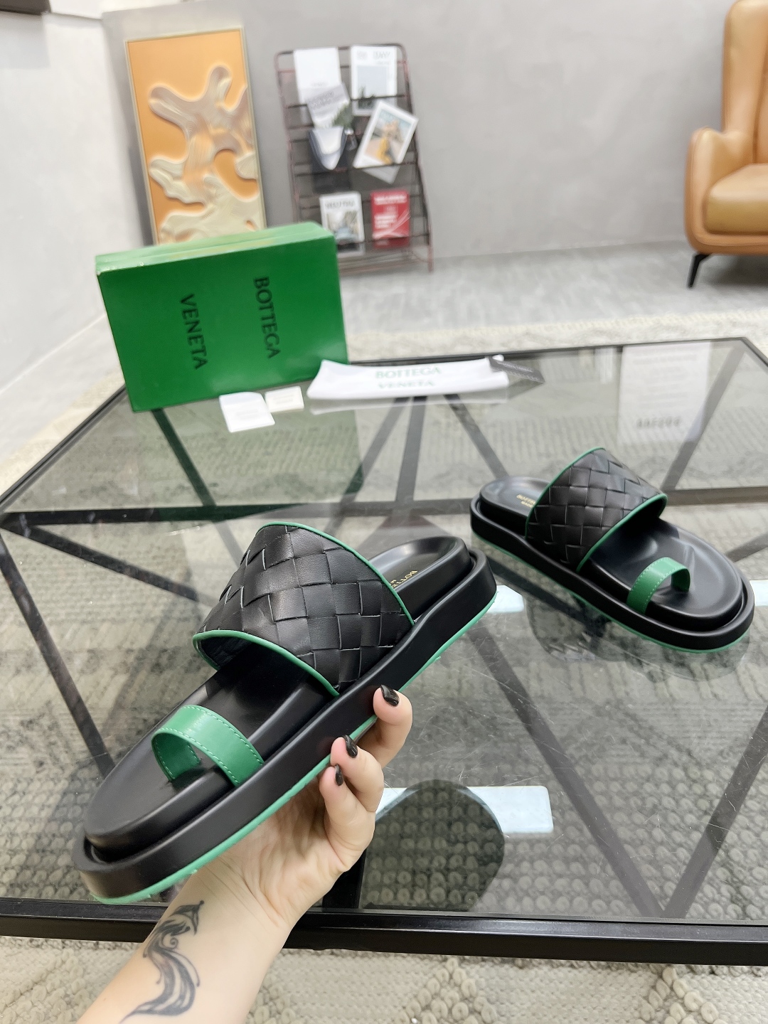  D 🔍顶级代购🇮🇹 碟 炸街男神春夏拖鞋新品专柜同步，鞋面意大利进口编织牛皮面料，高品质拼接工艺，鞋底