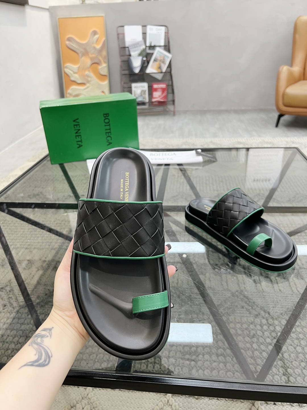  D 🔍顶级代购🇮🇹 碟 炸街男神春夏拖鞋新品专柜同步，鞋面意大利进口编织牛皮面料，高品质拼接工艺，鞋底