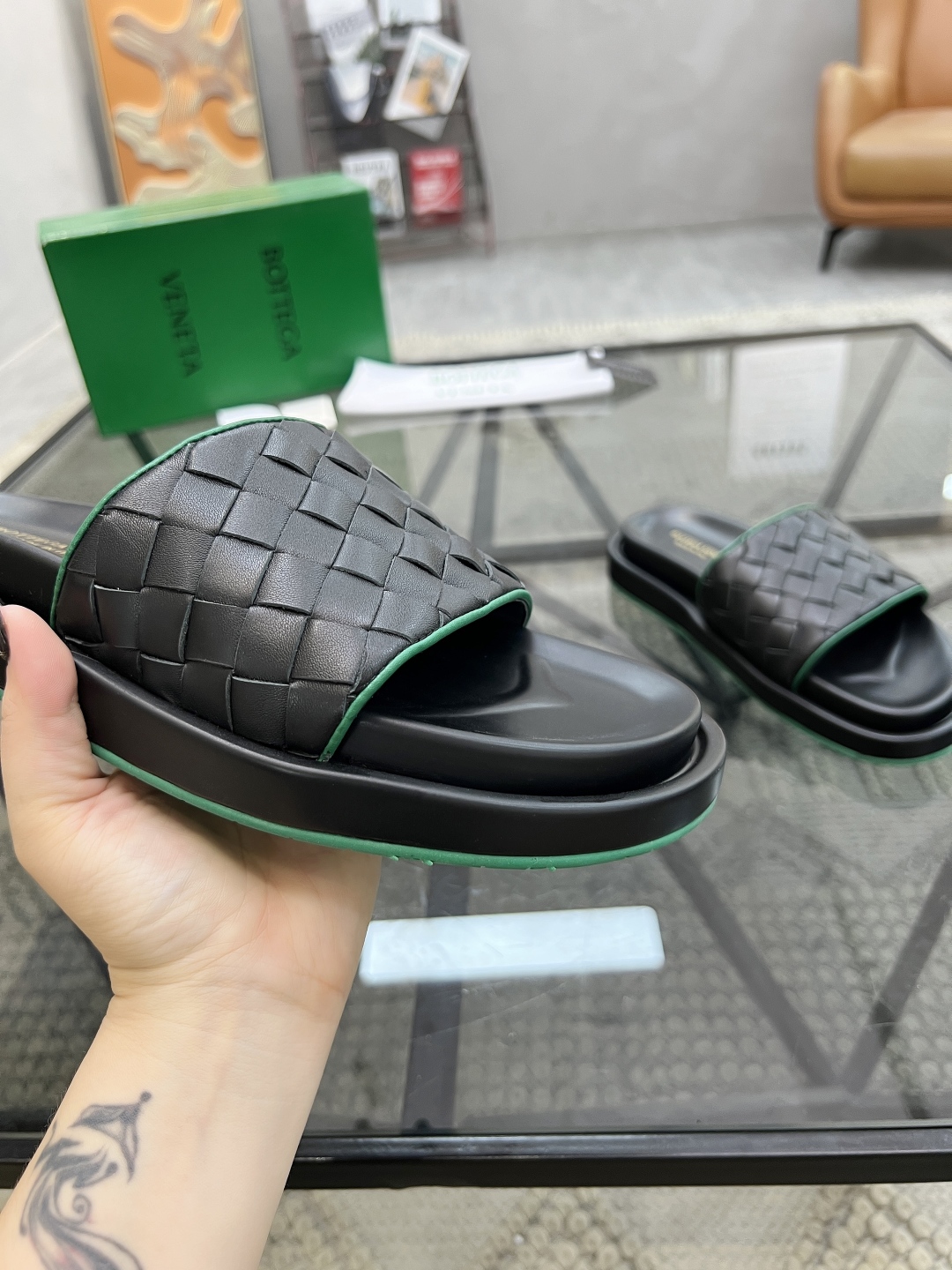  D 🔍顶级代购🇮🇹 碟 炸街男神春夏拖鞋新品专柜同步，鞋面意大利进口编织牛皮面料，高品质拼接工艺，鞋底
