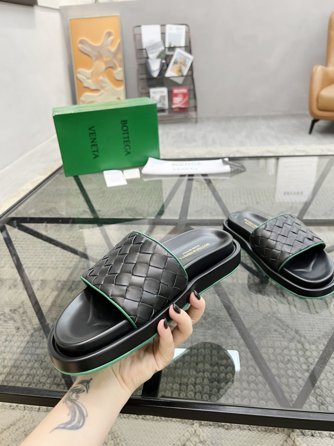  D 🔍顶级代购🇮🇹 碟 炸街男神春夏拖鞋新品专柜同步，鞋面意大利进口编织牛皮面料，高品质拼接工艺，鞋底