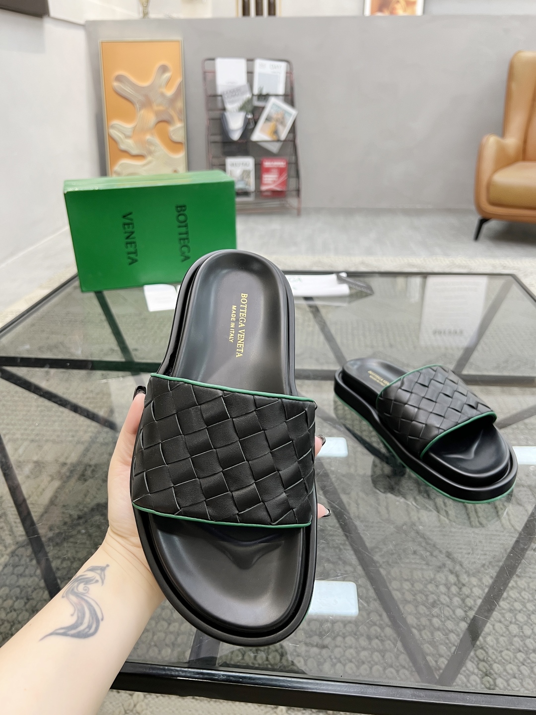  D 🔍顶级代购🇮🇹 碟 炸街男神春夏拖鞋新品专柜同步，鞋面意大利进口编织牛皮面料，高品质拼接工艺，鞋底