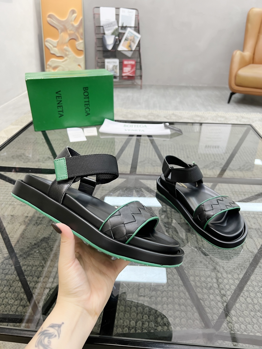  D 🔍顶级代购🇮🇹 碟 炸街男神春夏拖鞋新品专柜同步，鞋面意大利进口编织牛皮面料，高品质拼接工艺，鞋底