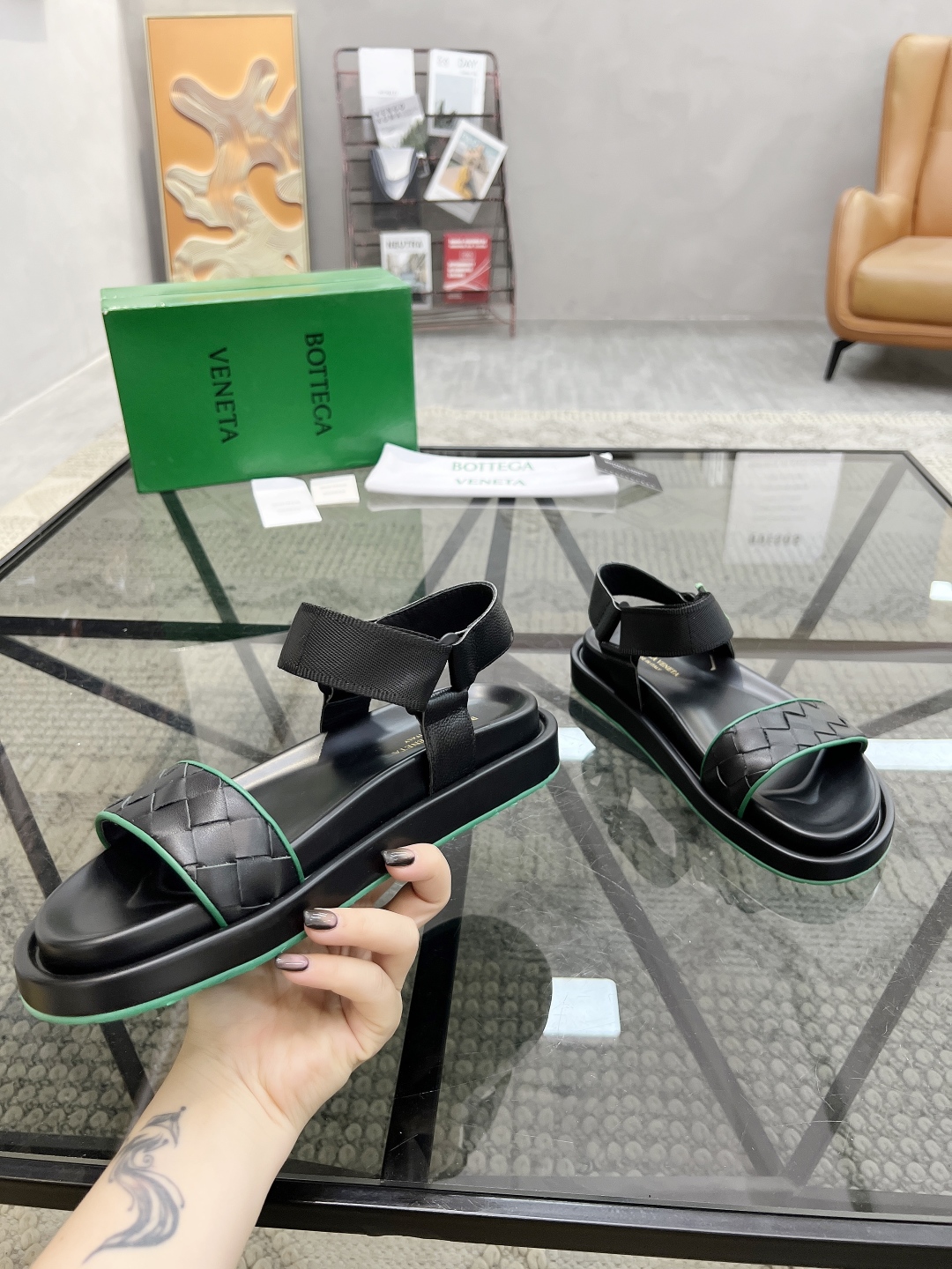  D 🔍顶级代购🇮🇹 碟 炸街男神春夏拖鞋新品专柜同步，鞋面意大利进口编织牛皮面料，高品质拼接工艺，鞋底