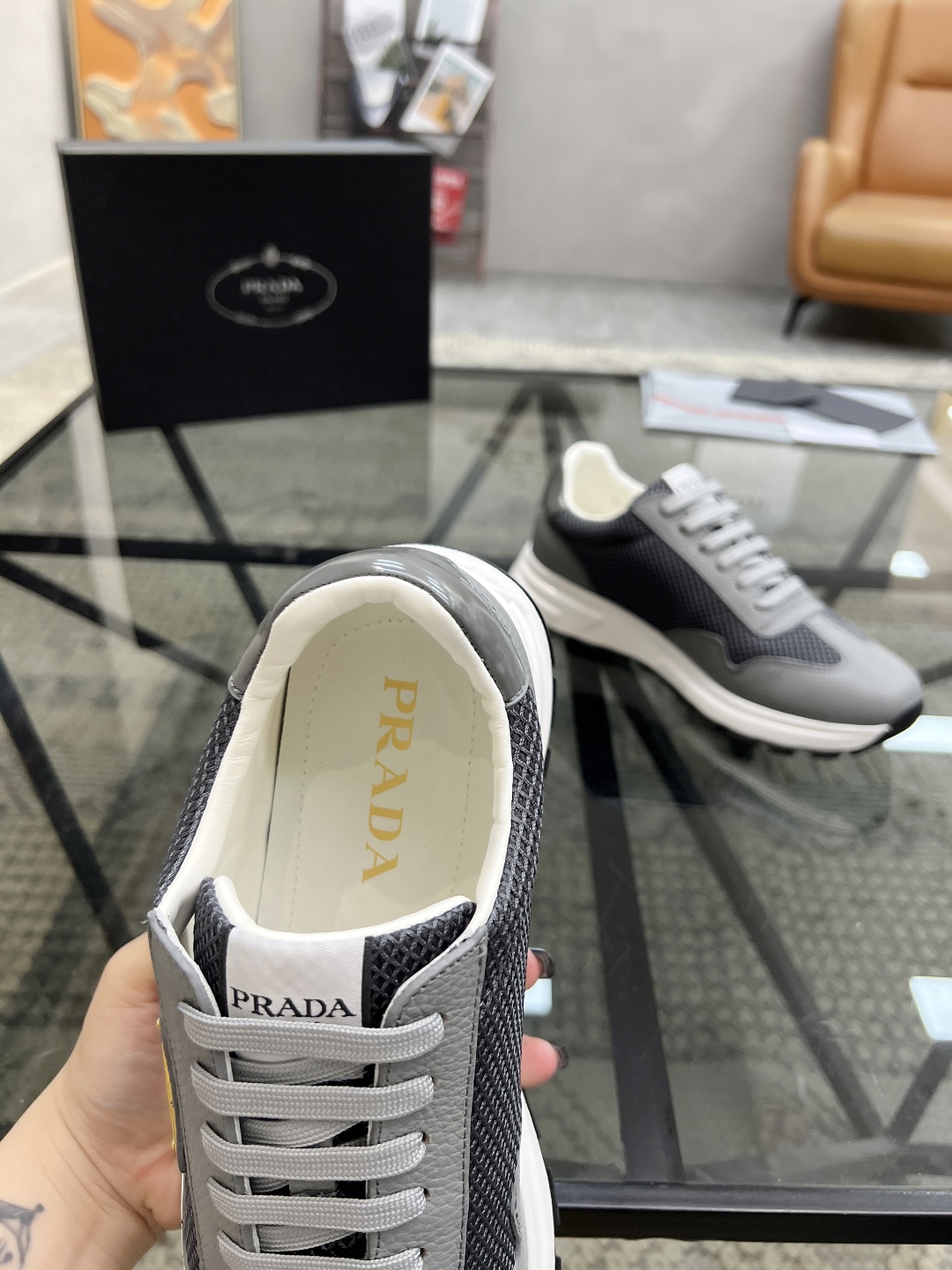  P 🔍顶级代购🇮🇹 普 炸街男神运动鞋新品来袭，专柜同步发售原厂配置，意大利进口原版牛皮搭配网布面料，