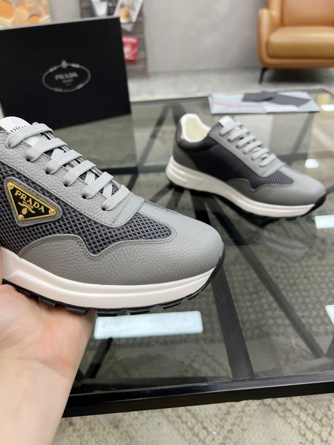  P 🔍顶级代购🇮🇹 普 炸街男神运动鞋新品来袭，专柜同步发售原厂配置，意大利进口原版牛皮搭配网布面料，