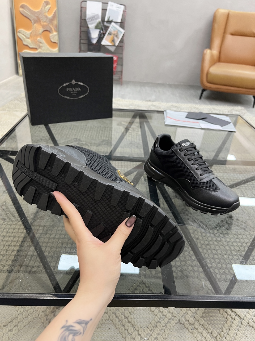  P 🔍顶级代购🇮🇹 普 炸街男神运动鞋新品来袭，专柜同步发售原厂配置，意大利进口原版牛皮搭配网布面料，
