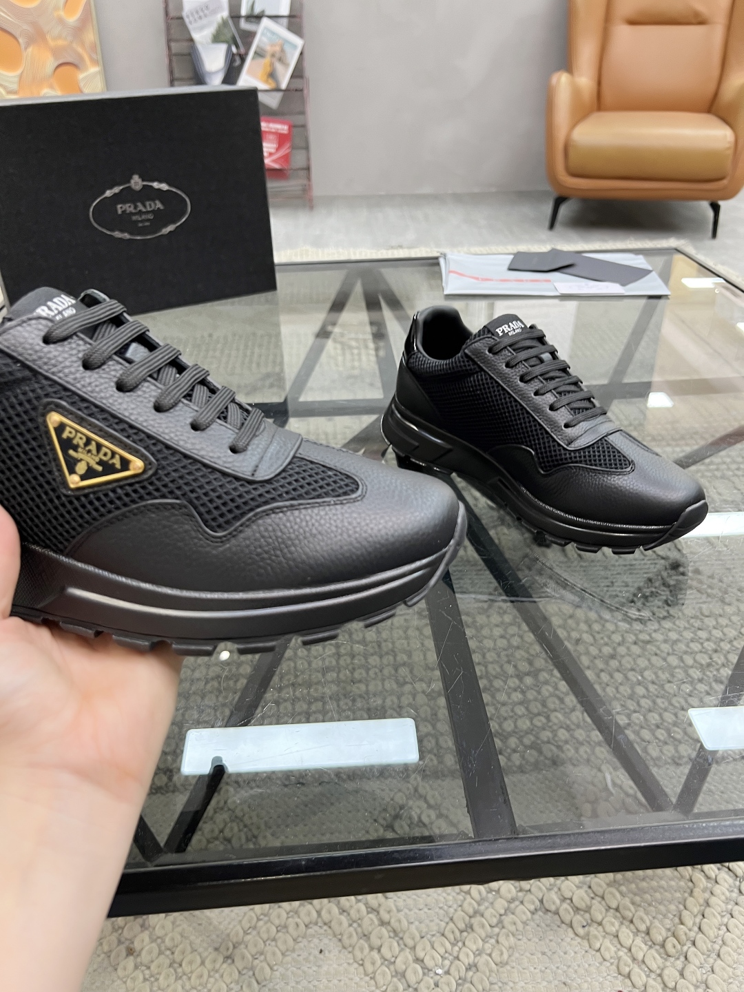  P 🔍顶级代购🇮🇹 普 炸街男神运动鞋新品来袭，专柜同步发售原厂配置，意大利进口原版牛皮搭配网布面料，