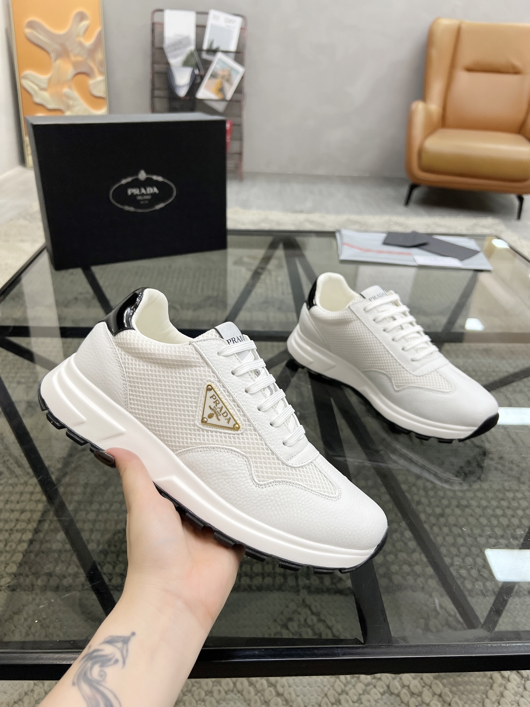  P 🔍顶级代购🇮🇹 普 炸街男神运动鞋新品来袭，专柜同步发售原厂配置，意大利进口原版牛皮搭配网布面料，
