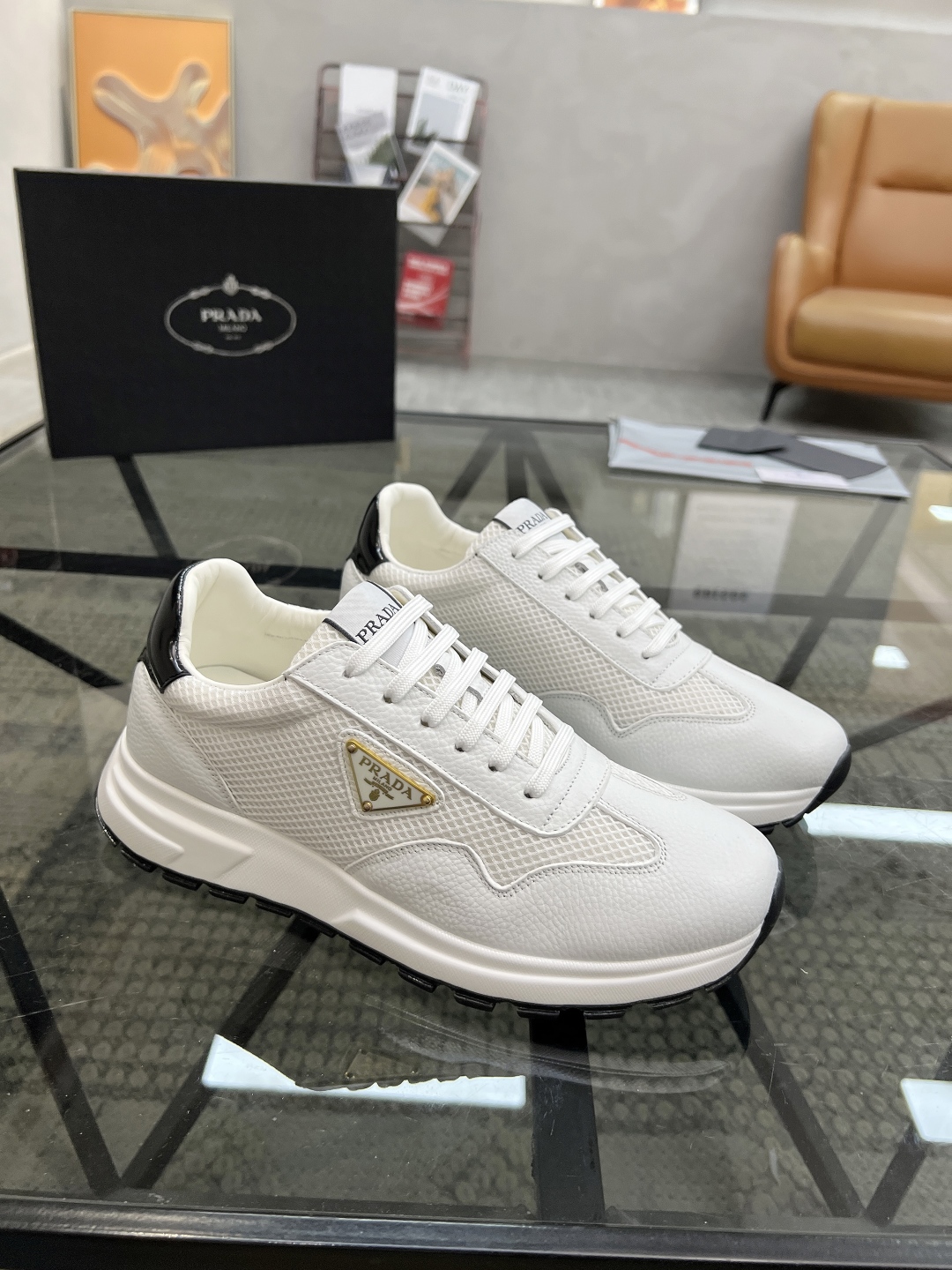  P 🔍顶级代购🇮🇹 普 炸街男神运动鞋新品来袭，专柜同步发售原厂配置，意大利进口原版牛皮搭配网布面料，