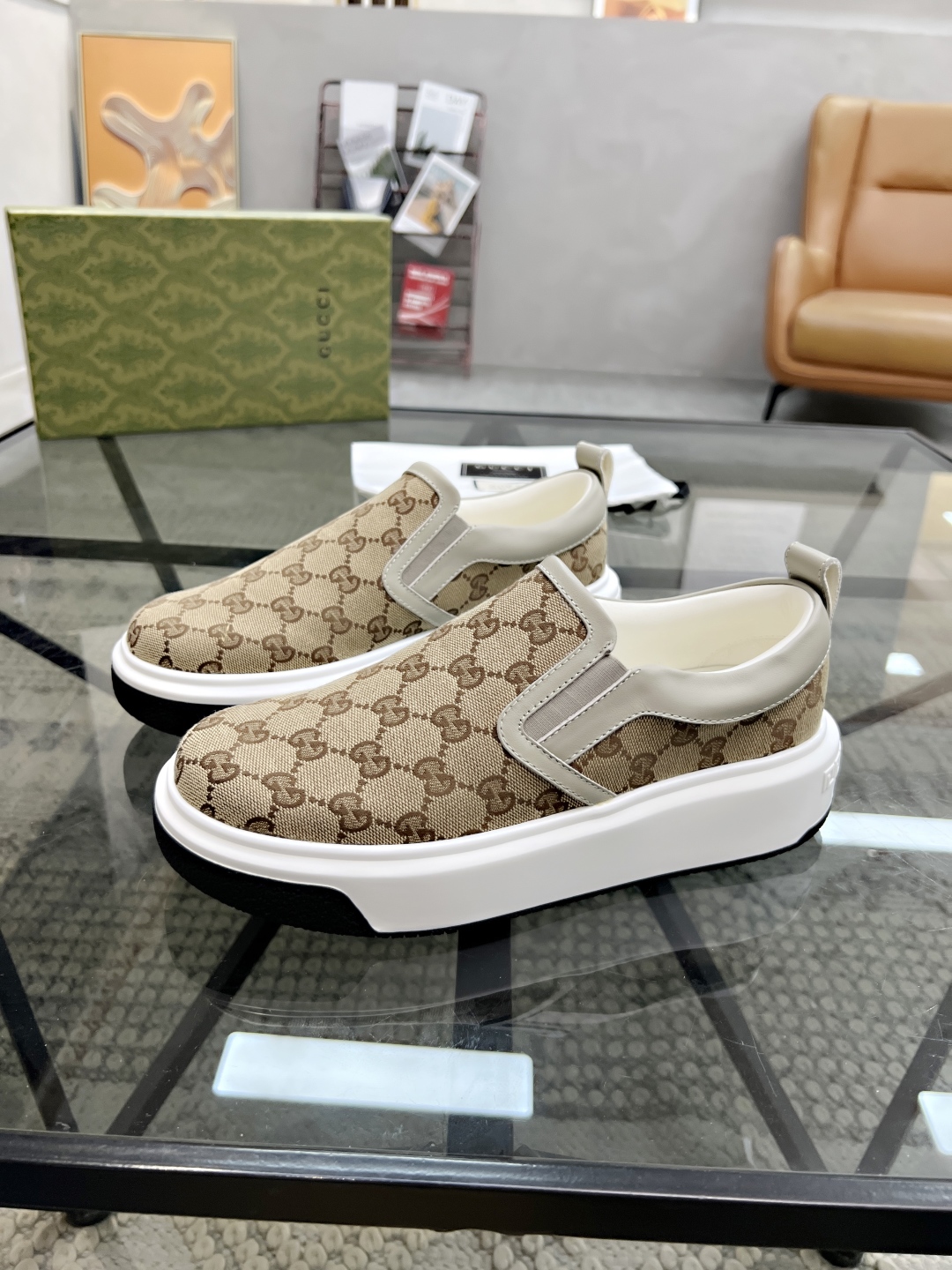  G 🔍顶级代购🇮🇹 古 炸街男神套脚新品来袭，超人气爆款专柜新款，原厂配置意大利进口牛皮搭配印花布面料