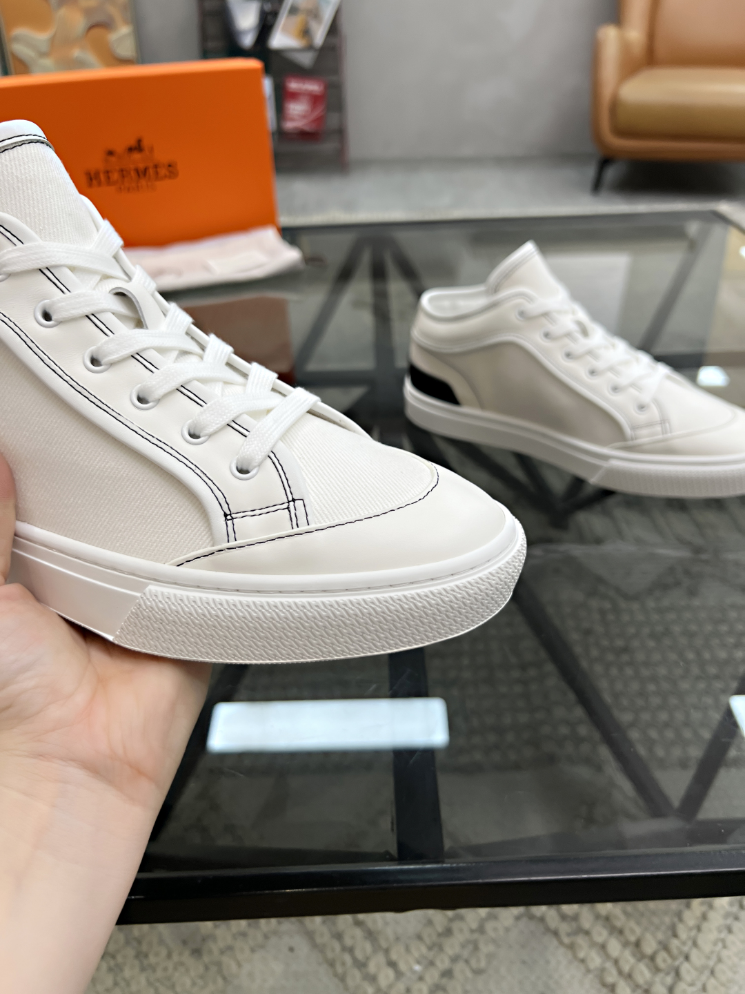  H 🔍顶级代购🇮🇹 爱 炸街男神休闲鞋新品来袭专柜同步发售原厂配置，意大利进口原版牛皮搭配网布面料，高