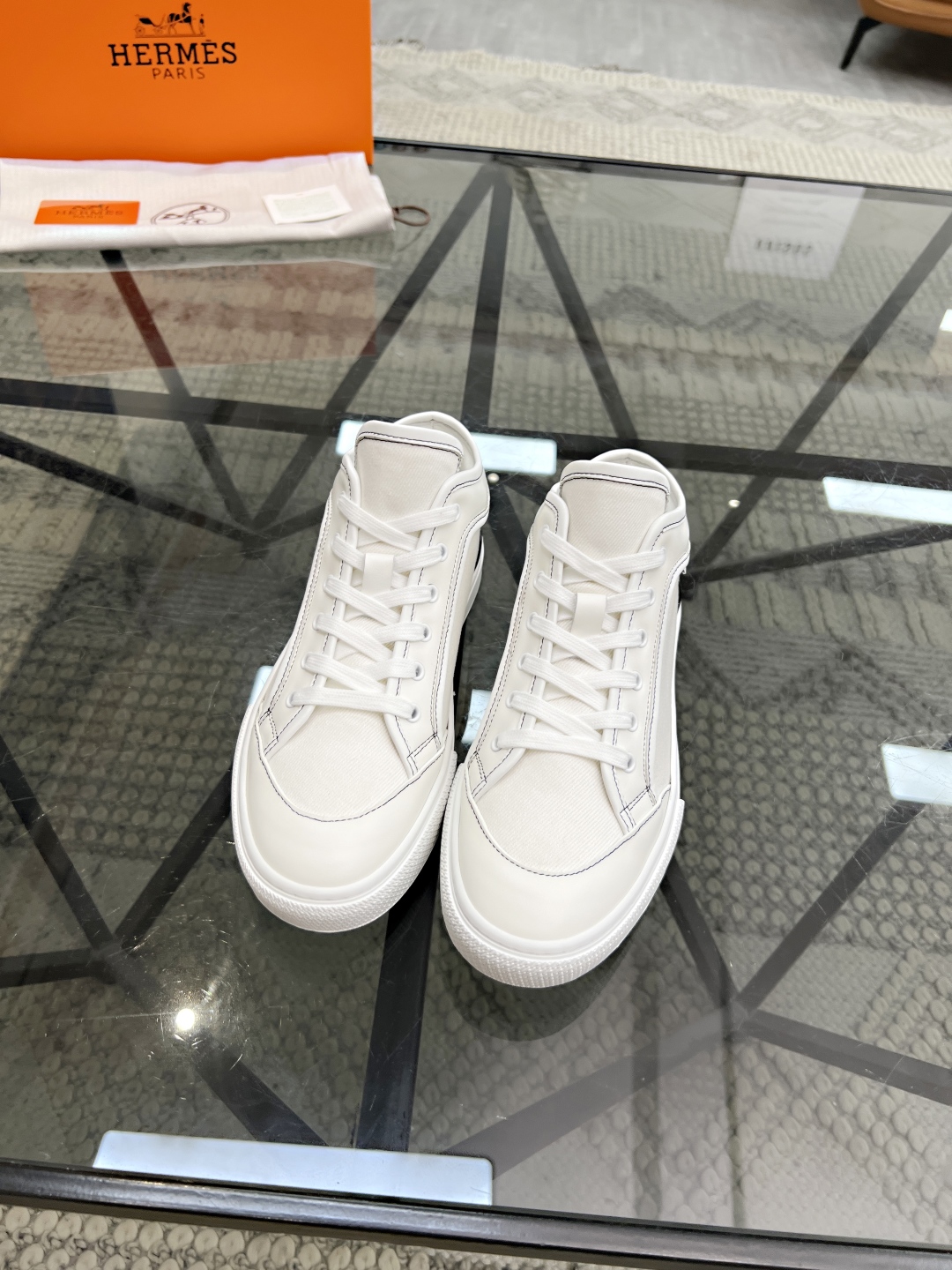  H 🔍顶级代购🇮🇹 爱 炸街男神休闲鞋新品来袭专柜同步发售原厂配置，意大利进口原版牛皮搭配网布面料，高