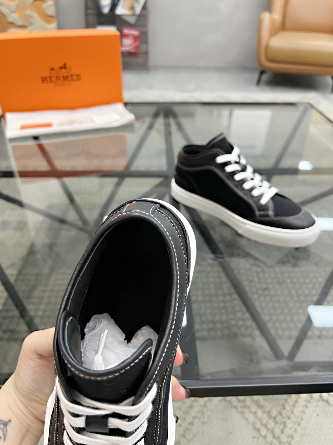  H 🔍顶级代购🇮🇹 爱 炸街男神休闲鞋新品来袭专柜同步发售原厂配置，意大利进口原版牛皮搭配网布面料，高
