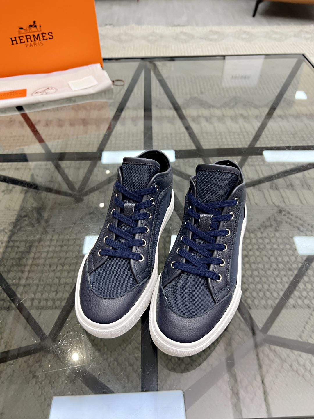  H 🔍顶级代购🇮🇹 爱 炸街男神休闲鞋新品来袭专柜同步发售原厂配置，意大利进口原版牛皮搭配网布面料，高