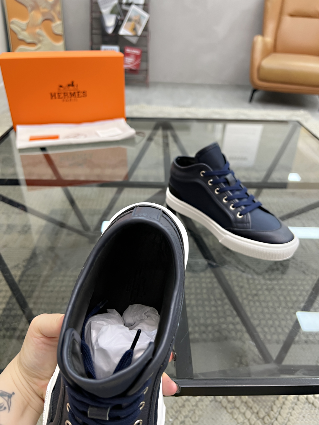  H 🔍顶级代购🇮🇹 爱 炸街男神休闲鞋新品来袭专柜同步发售原厂配置，意大利进口原版牛皮搭配网布面料，高