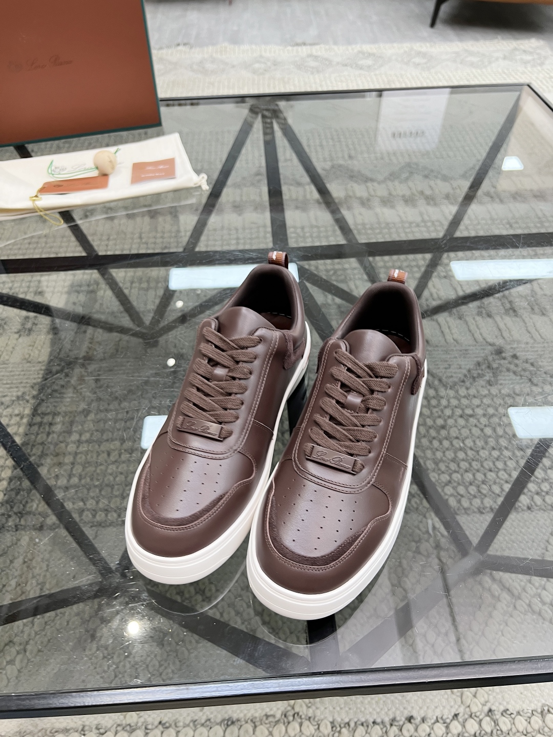  L 🔍顶级代购🇮🇹 LP 炸街男神爆款休闲板鞋专柜新品同步，鞋面意大利进口牛皮面料，高品质拼接工艺经典
