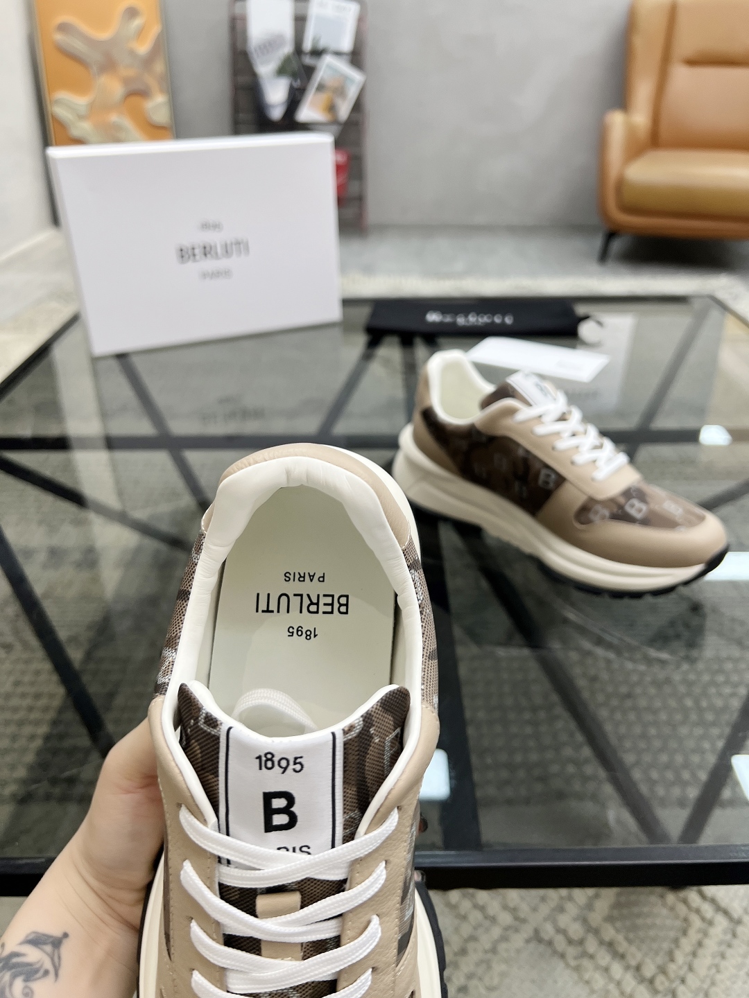  B 🔍顶级代购🇮🇹 布鲁 炸街男神运动鞋新品来袭 专柜同步发售原厂配置，意大利进口原版牛皮搭配印花布面