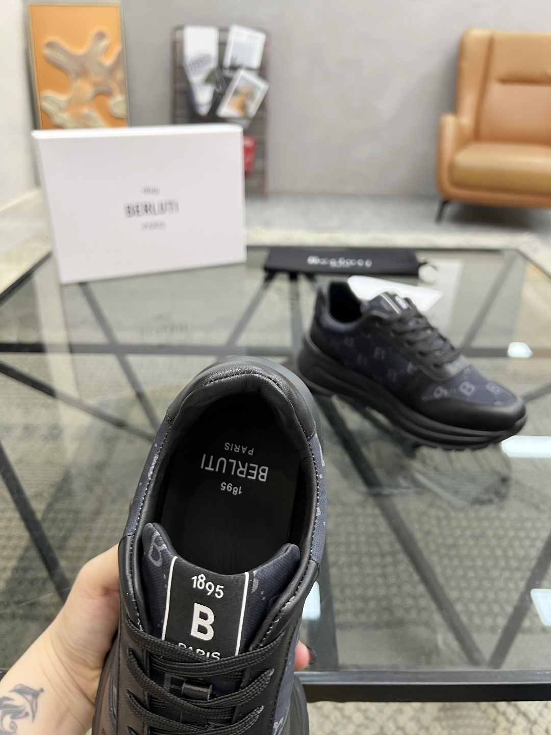  B 🔍顶级代购🇮🇹 布鲁 炸街男神运动鞋新品来袭 专柜同步发售原厂配置，意大利进口原版牛皮搭配印花布面