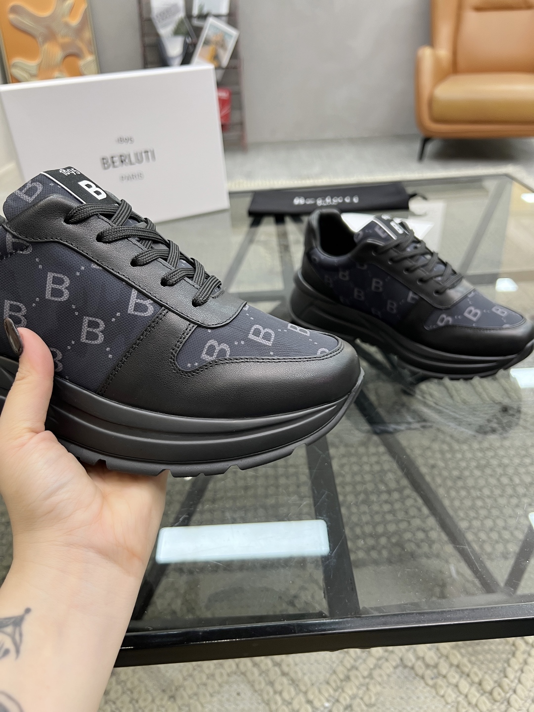  B 🔍顶级代购🇮🇹 布鲁 炸街男神运动鞋新品来袭 专柜同步发售原厂配置，意大利进口原版牛皮搭配印花布面