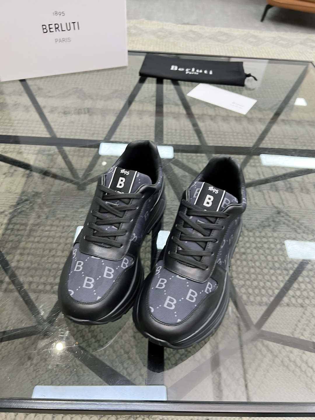  B 🔍顶级代购🇮🇹 布鲁 炸街男神运动鞋新品来袭 专柜同步发售原厂配置，意大利进口原版牛皮搭配印花布面