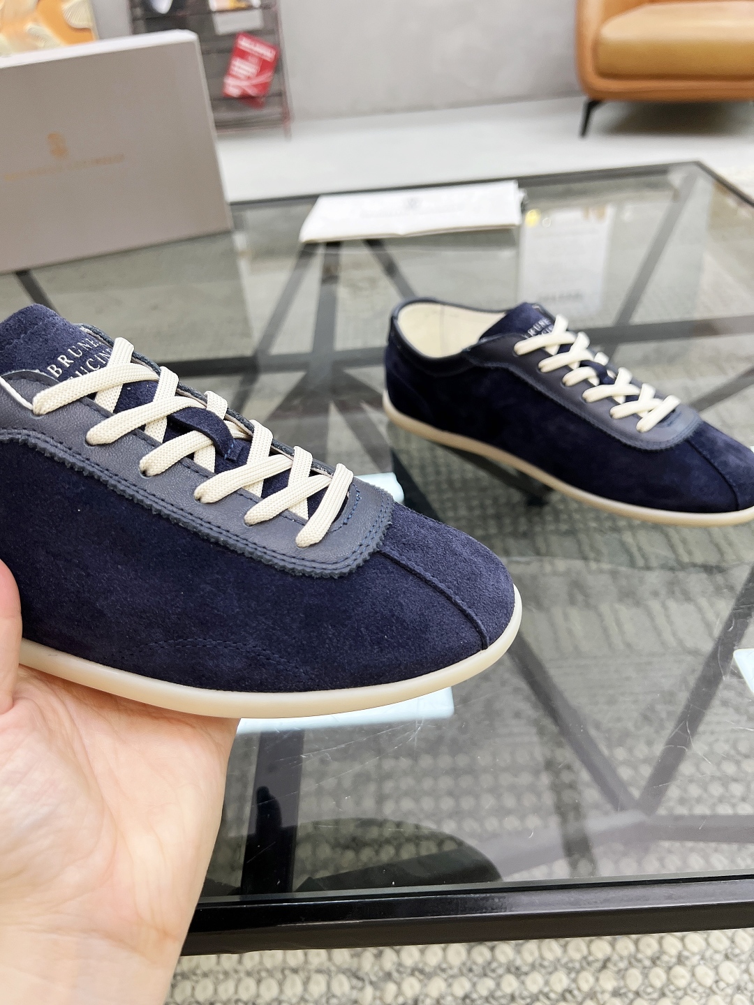 P380 B 🔍顶级代购🇮🇹 BC 炸街男神新品来袭，超人气爆款专柜新款，原厂配置意大利进口牛皮面料，高品质复杂拼接工艺，经典的外观搭配气垫新底更加潮达人，进口牛皮内里垫，透气舒适 鞋底：原厂特供原版底超级舒适，原厂跟单货🔍高品质，可随意进出专柜，欢迎对比，码数 39-44（订 38 45）