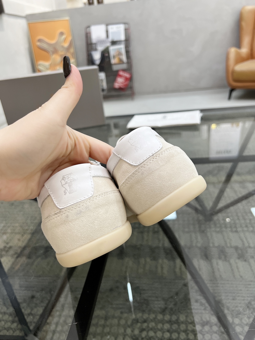 P380 B 🔍顶级代购🇮🇹 BC 炸街男神新品来袭，超人气爆款专柜新款，原厂配置意大利进口牛皮面料，高品质复杂拼接工艺，经典的外观搭配气垫新底更加潮达人，进口牛皮内里垫，透气舒适 鞋底：原厂特供原版底超级舒适，原厂跟单货🔍高品质，可随意进出专柜，欢迎对比，码数 39-44（订 38 45）