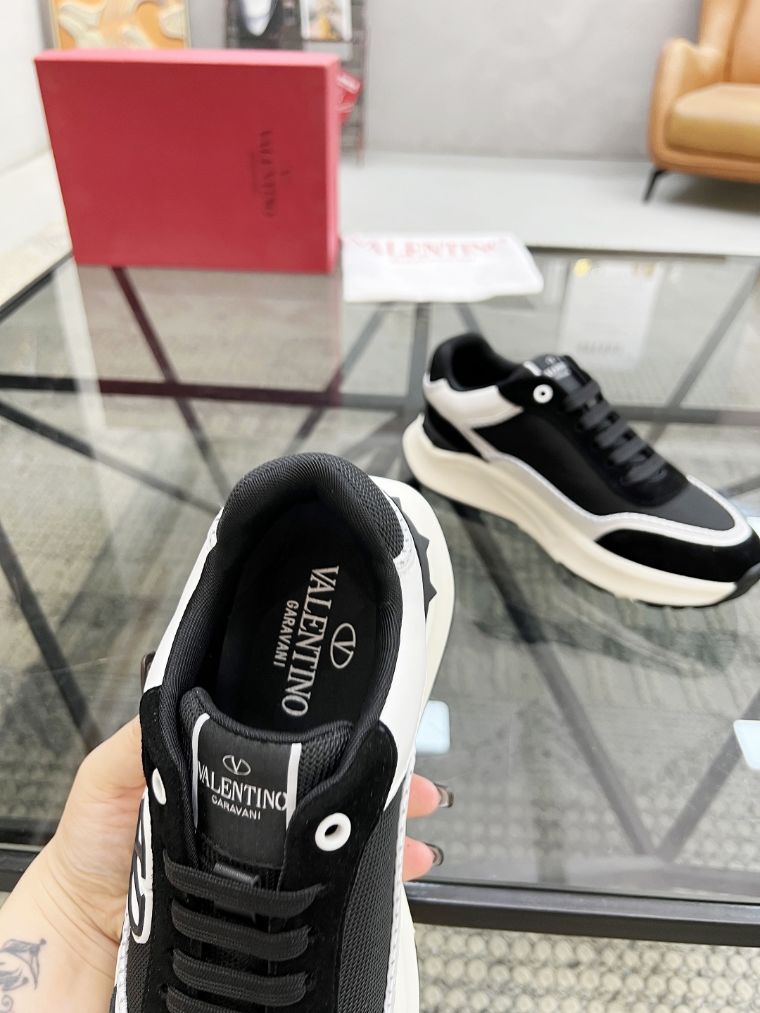  H 🔍顶级代购🇮🇹 华 炸街男神运动鞋新品，经反复试验终打造出完美版本，经典的华伦家高超拼接工艺技术瞬