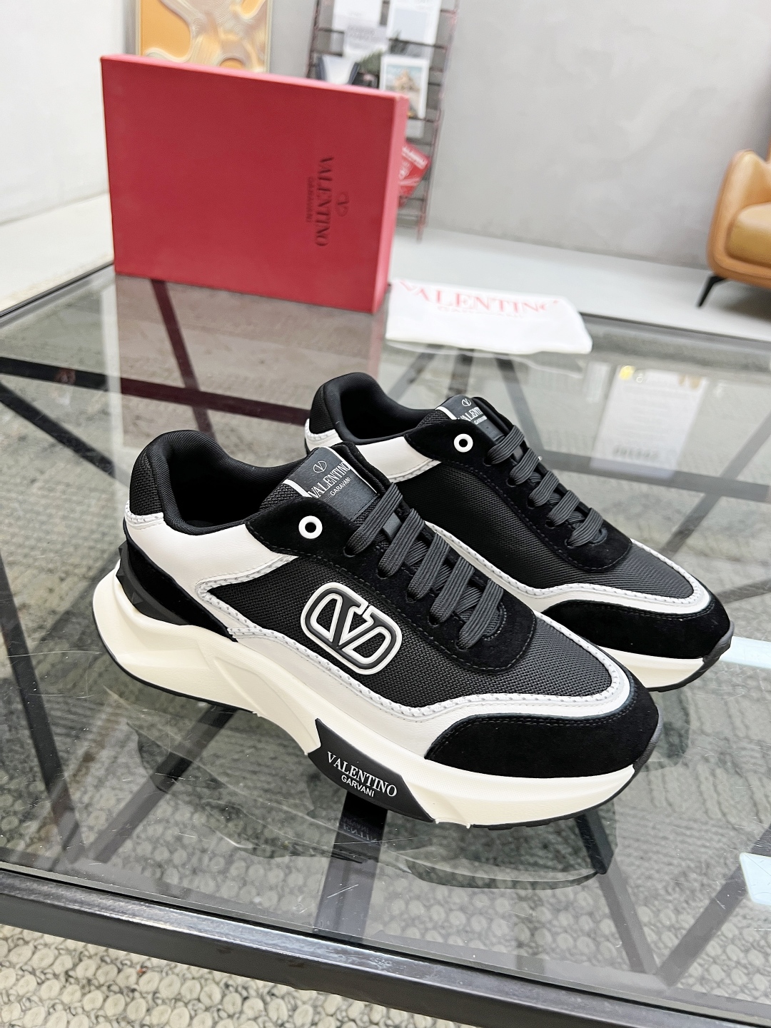  H 🔍顶级代购🇮🇹 华 炸街男神运动鞋新品，经反复试验终打造出完美版本，经典的华伦家高超拼接工艺技术瞬
