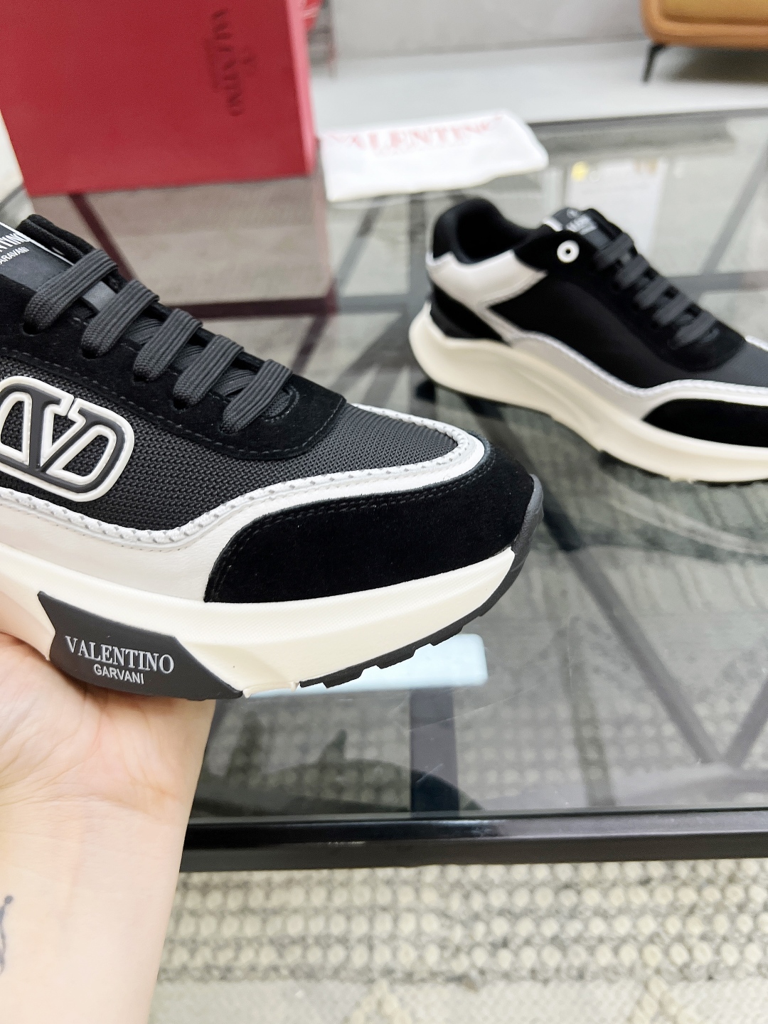  H 🔍顶级代购🇮🇹 华 炸街男神运动鞋新品，经反复试验终打造出完美版本，经典的华伦家高超拼接工艺技术瞬
