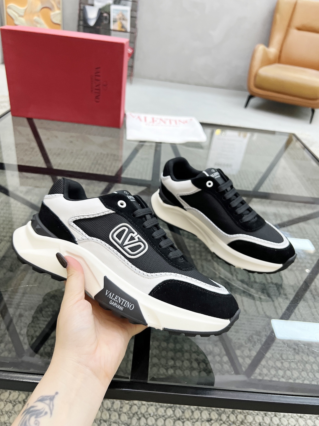  H 🔍顶级代购🇮🇹 华 炸街男神运动鞋新品，经反复试验终打造出完美版本，经典的华伦家高超拼接工艺技术瞬