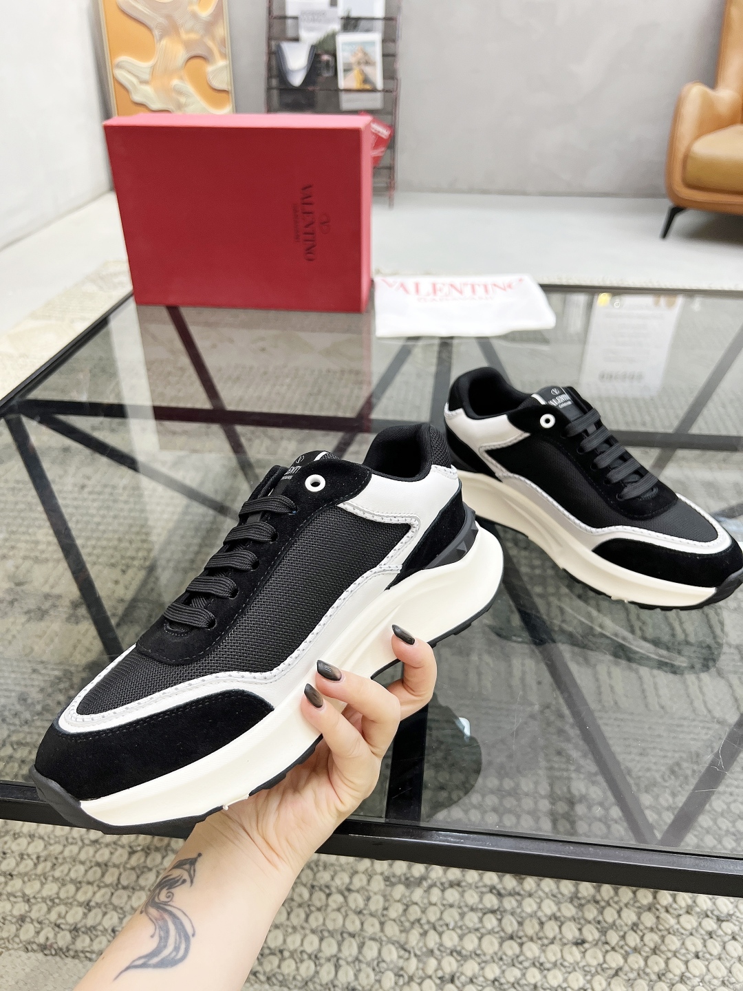  H 🔍顶级代购🇮🇹 华 炸街男神运动鞋新品，经反复试验终打造出完美版本，经典的华伦家高超拼接工艺技术瞬
