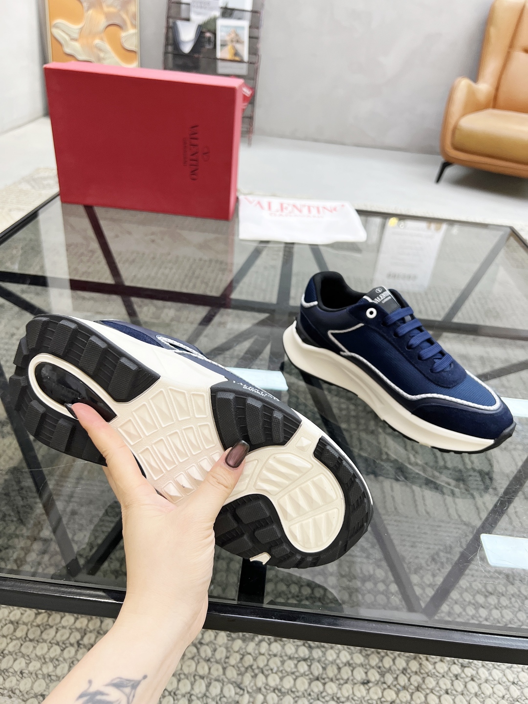  H 🔍顶级代购🇮🇹 华 炸街男神运动鞋新品，经反复试验终打造出完美版本，经典的华伦家高超拼接工艺技术瞬