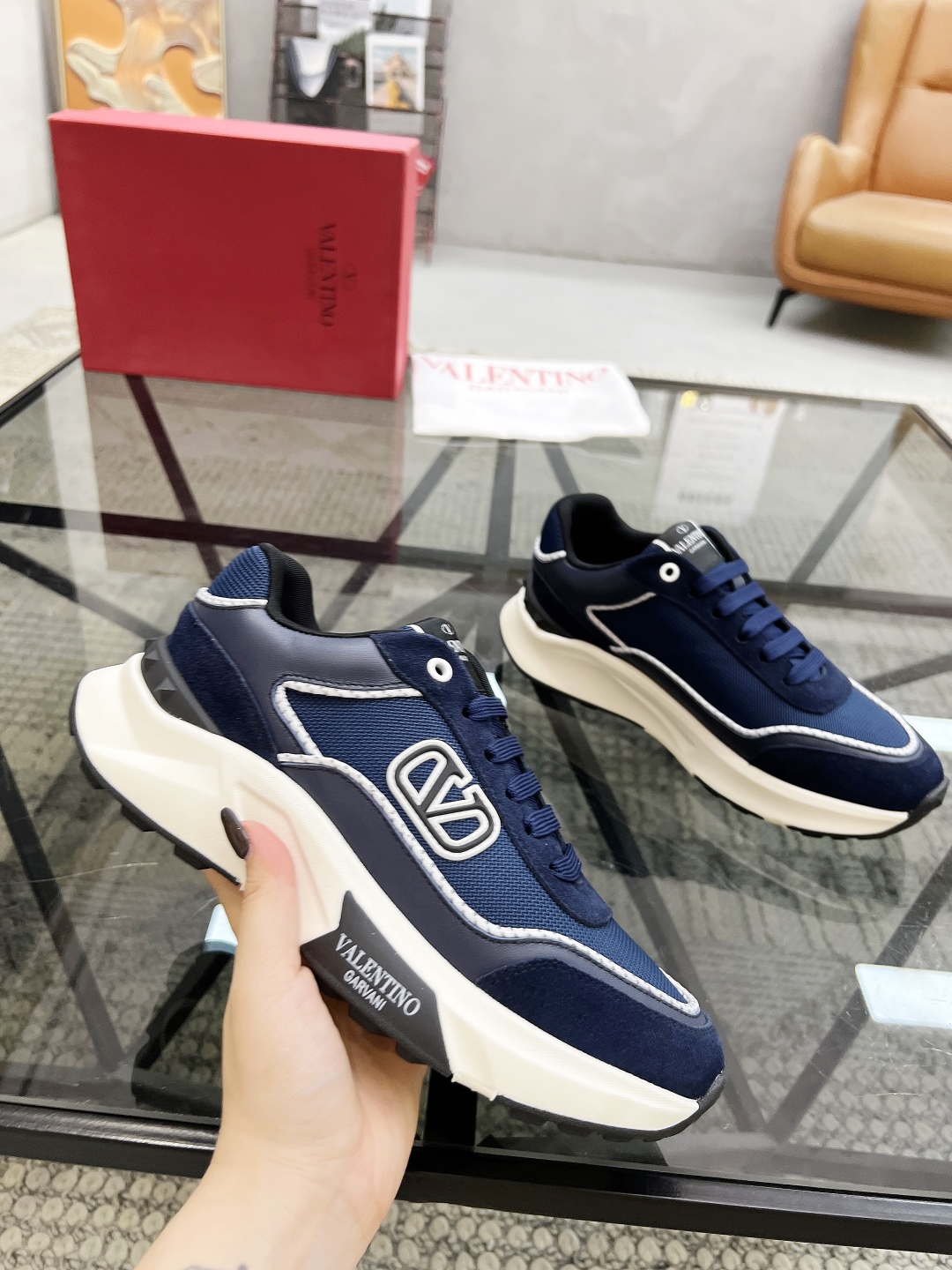  H 🔍顶级代购🇮🇹 华 炸街男神运动鞋新品，经反复试验终打造出完美版本，经典的华伦家高超拼接工艺技术瞬