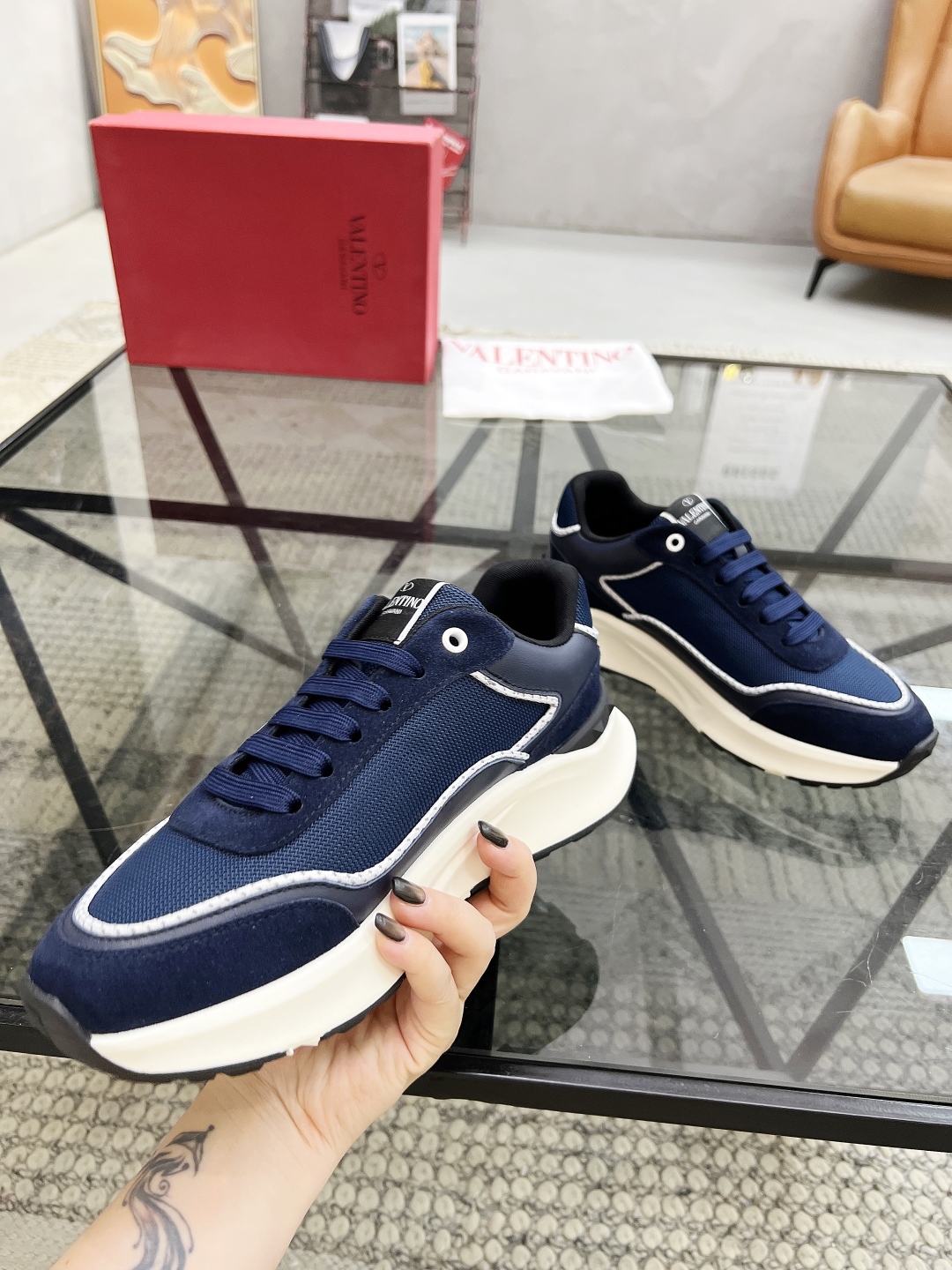  H 🔍顶级代购🇮🇹 华 炸街男神运动鞋新品，经反复试验终打造出完美版本，经典的华伦家高超拼接工艺技术瞬