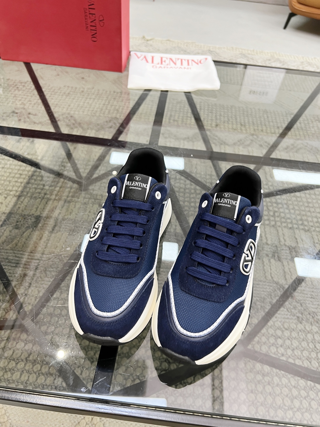  H 🔍顶级代购🇮🇹 华 炸街男神运动鞋新品，经反复试验终打造出完美版本，经典的华伦家高超拼接工艺技术瞬