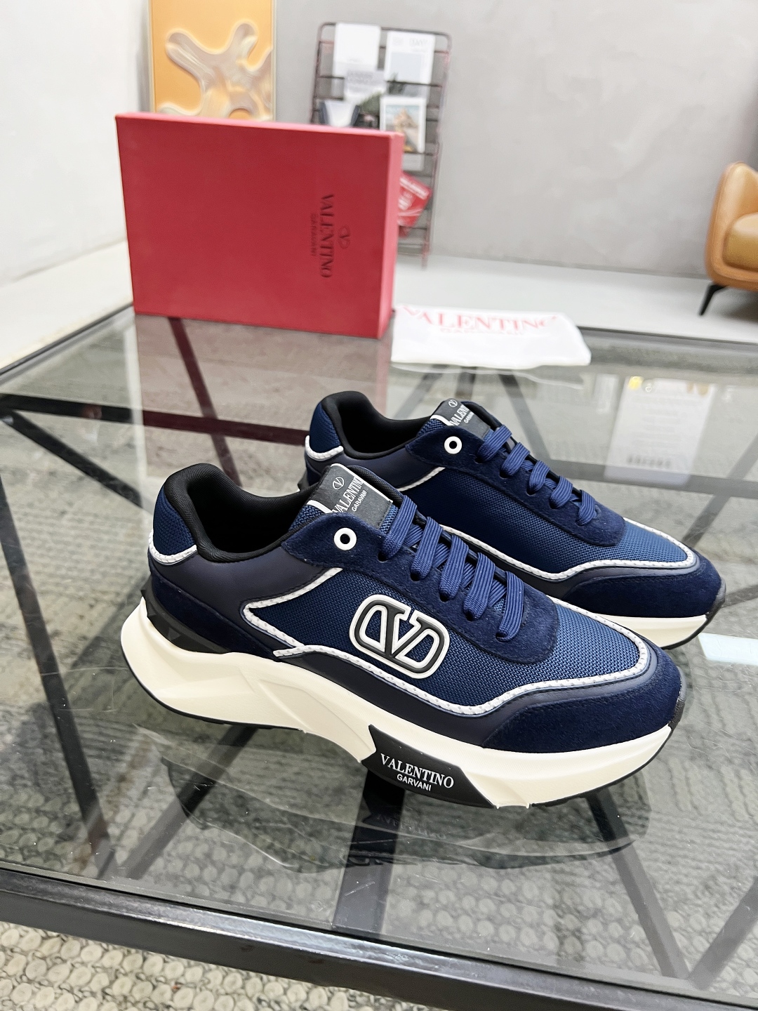  H 🔍顶级代购🇮🇹 华 炸街男神运动鞋新品，经反复试验终打造出完美版本，经典的华伦家高超拼接工艺技术瞬