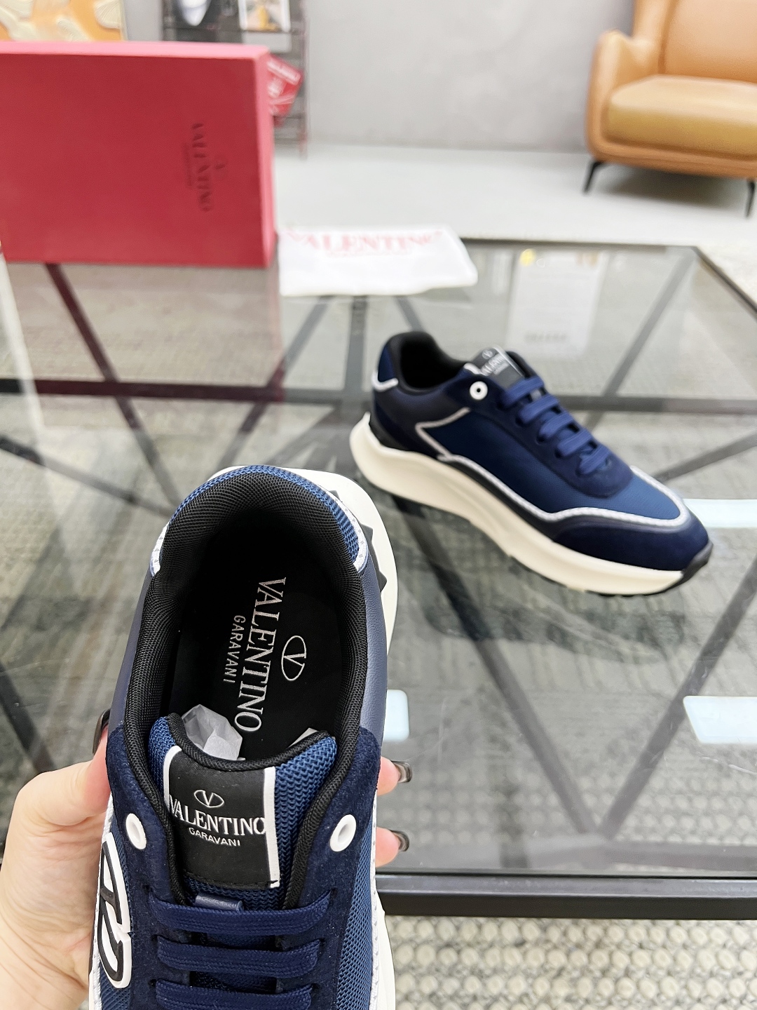  H 🔍顶级代购🇮🇹 华 炸街男神运动鞋新品，经反复试验终打造出完美版本，经典的华伦家高超拼接工艺技术瞬