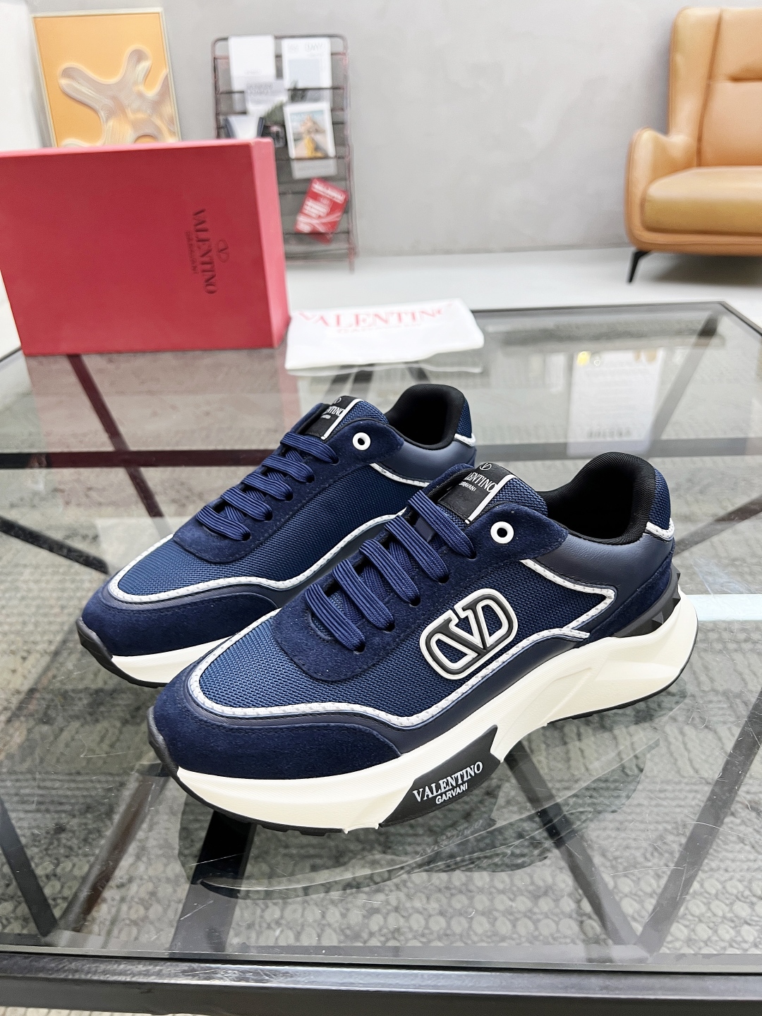  H 🔍顶级代购🇮🇹 华 炸街男神运动鞋新品，经反复试验终打造出完美版本，经典的华伦家高超拼接工艺技术瞬