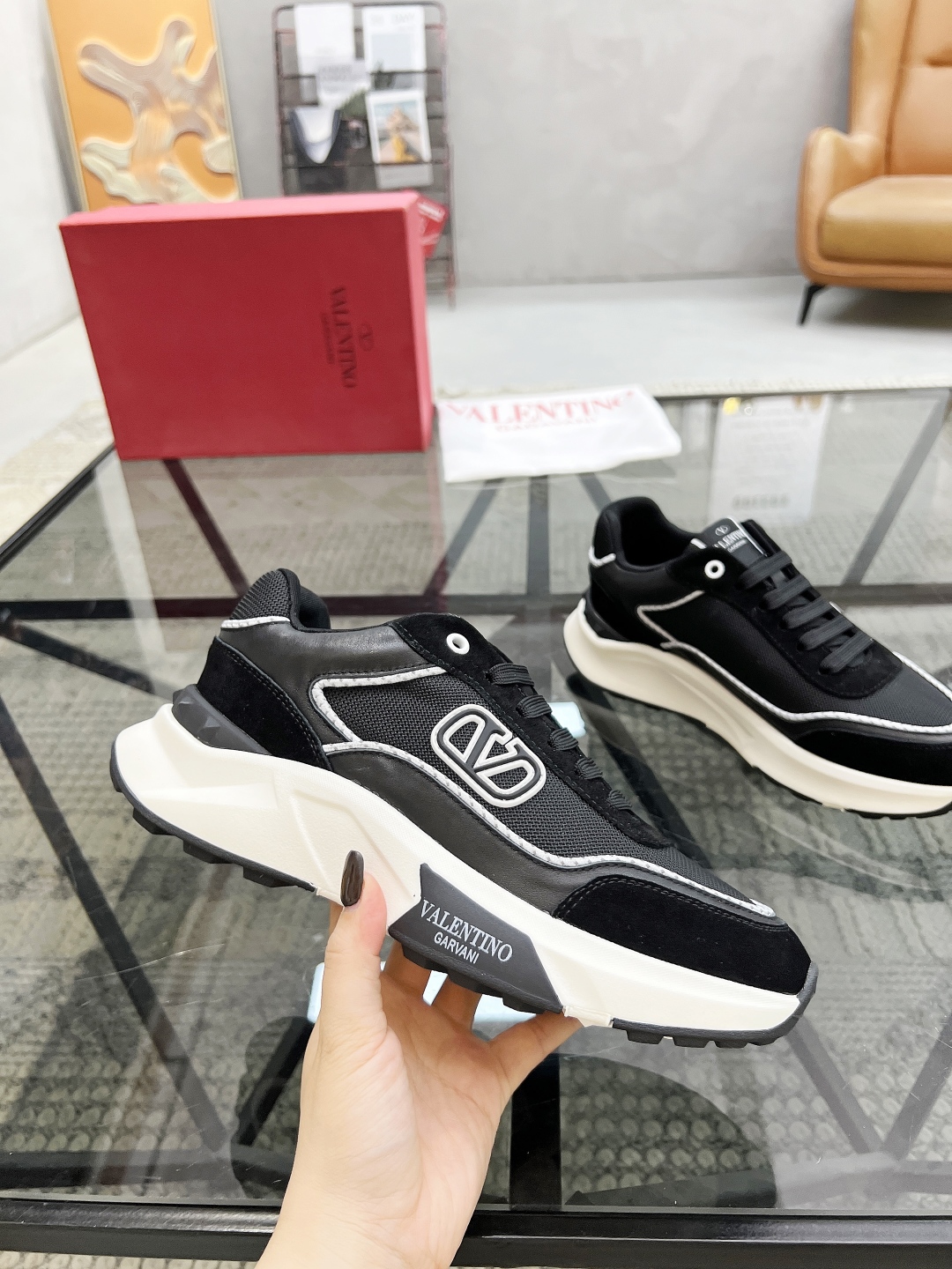  H 🔍顶级代购🇮🇹 华 炸街男神运动鞋新品，经反复试验终打造出完美版本，经典的华伦家高超拼接工艺技术瞬