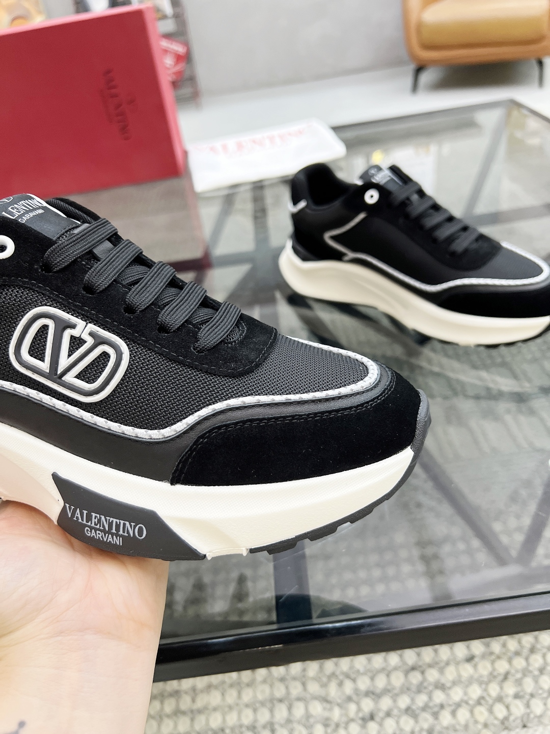  H 🔍顶级代购🇮🇹 华 炸街男神运动鞋新品，经反复试验终打造出完美版本，经典的华伦家高超拼接工艺技术瞬