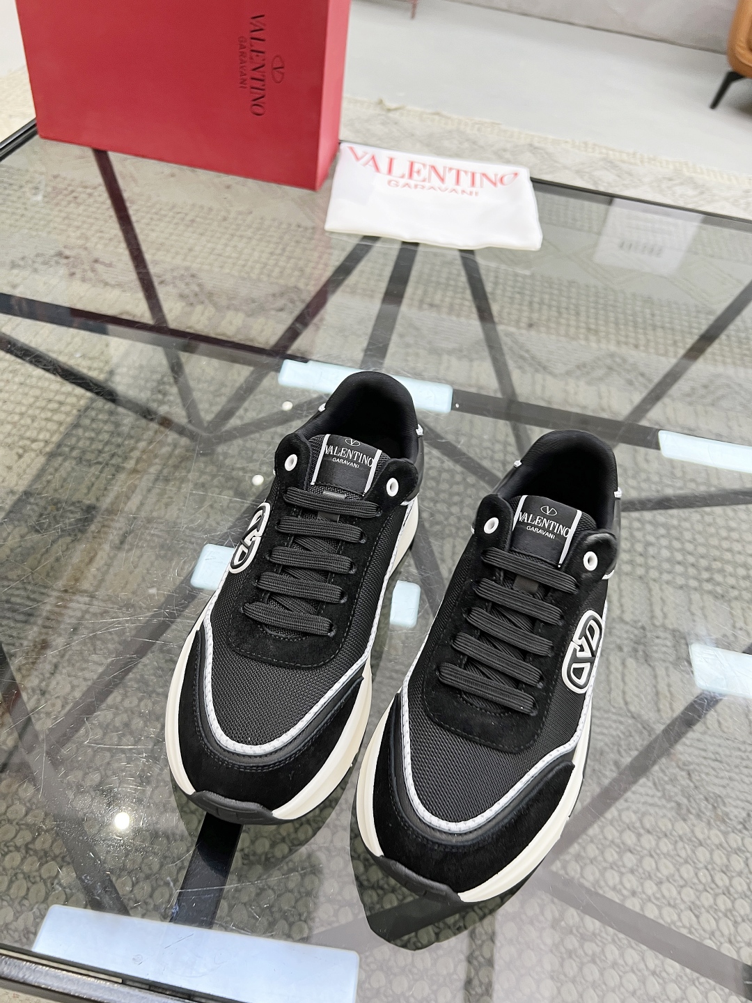  H 🔍顶级代购🇮🇹 华 炸街男神运动鞋新品，经反复试验终打造出完美版本，经典的华伦家高超拼接工艺技术瞬