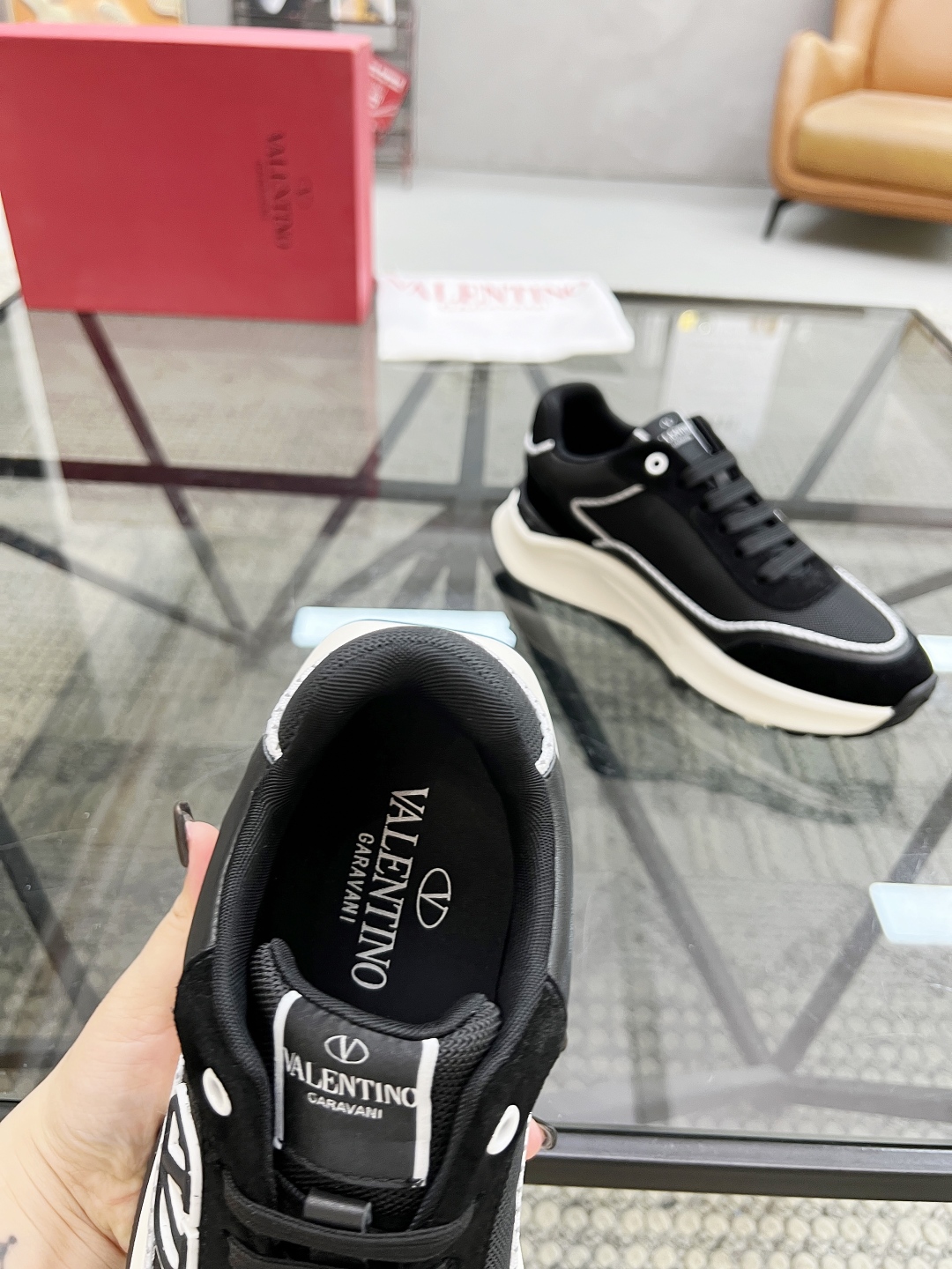  H 🔍顶级代购🇮🇹 华 炸街男神运动鞋新品，经反复试验终打造出完美版本，经典的华伦家高超拼接工艺技术瞬