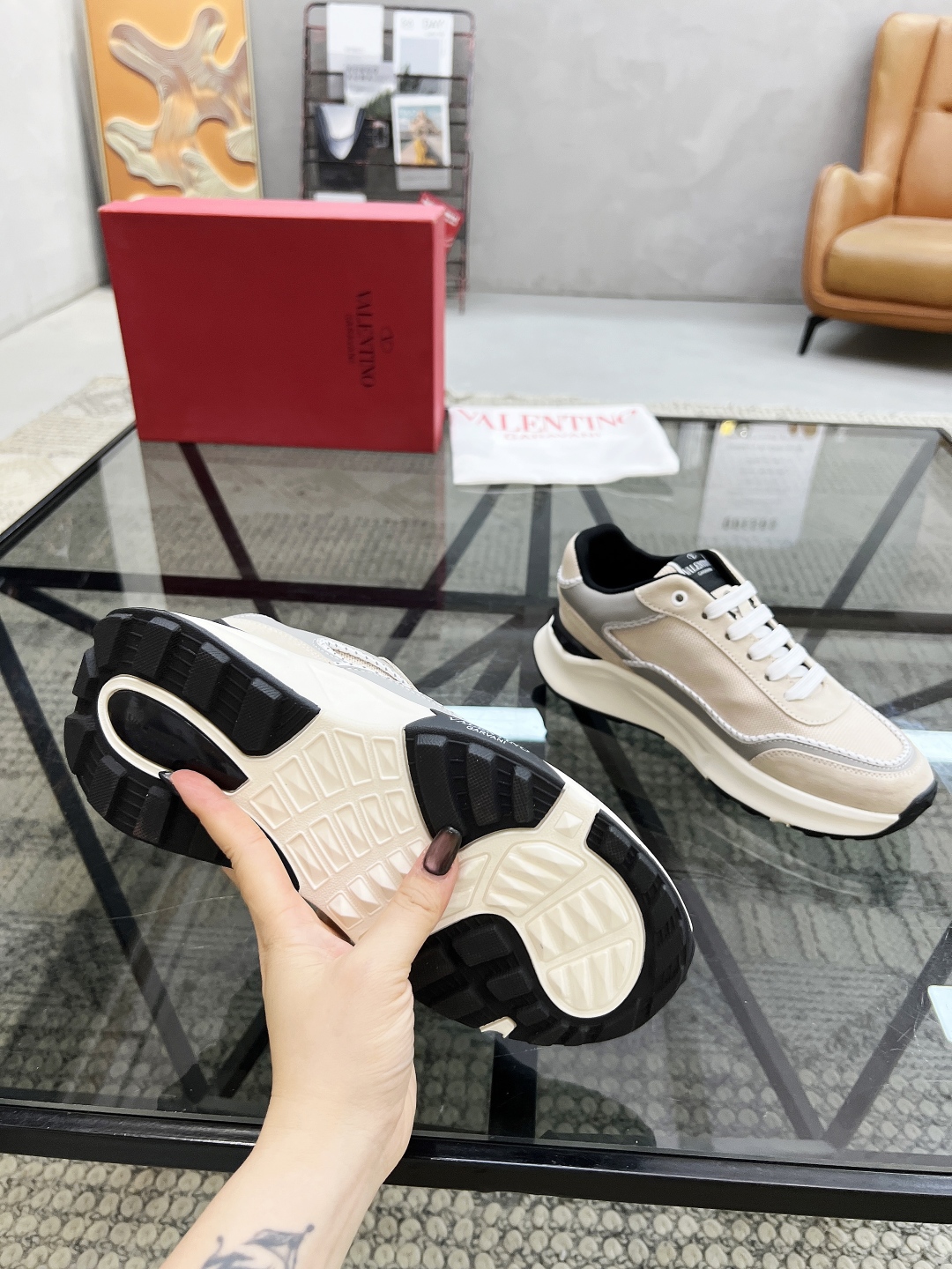  H 🔍顶级代购🇮🇹 华 炸街男神运动鞋新品，经反复试验终打造出完美版本，经典的华伦家高超拼接工艺技术瞬